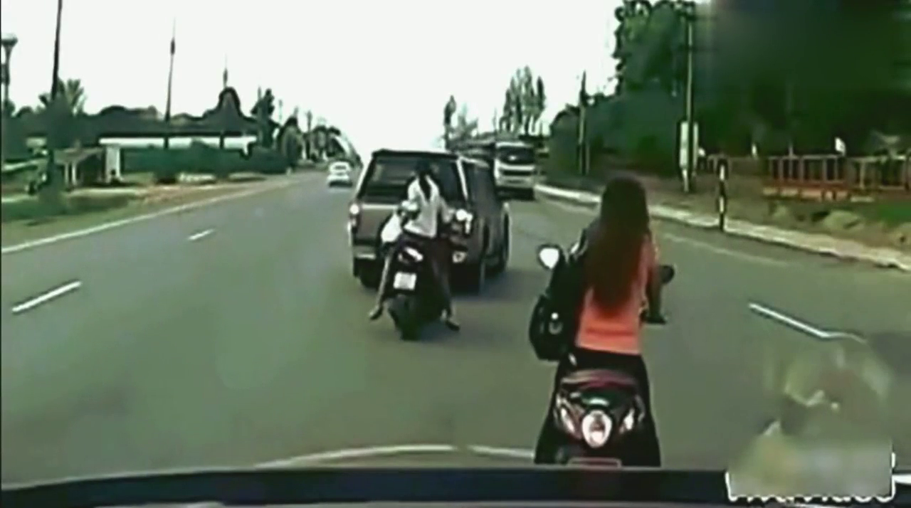 两电动车女子躲在越野车后面，突然发现不对劲，还来得及吗