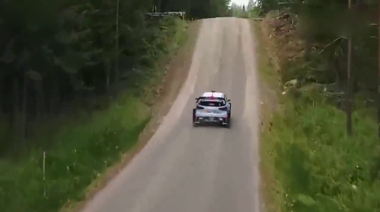 WRC车手的信仰就是不松油门，网友：飞车需谨慎！