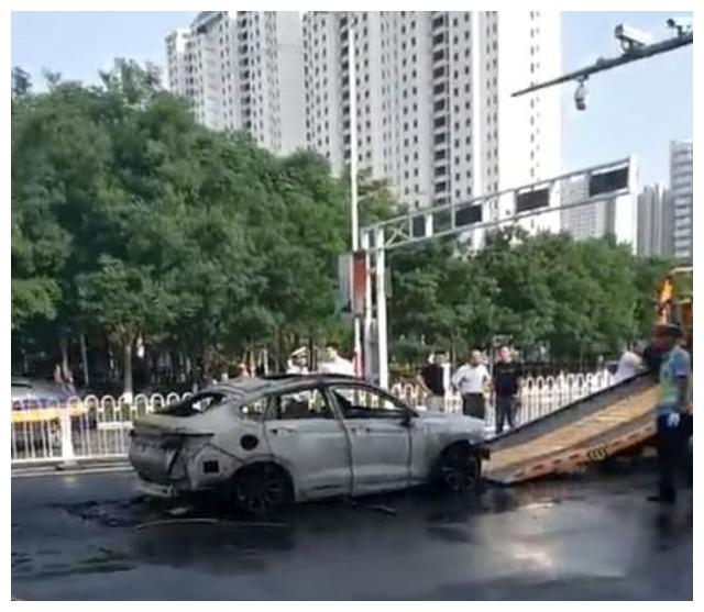 吉利星越提车当天发生自燃,车辆被烧毁,车主:谁还我车?
