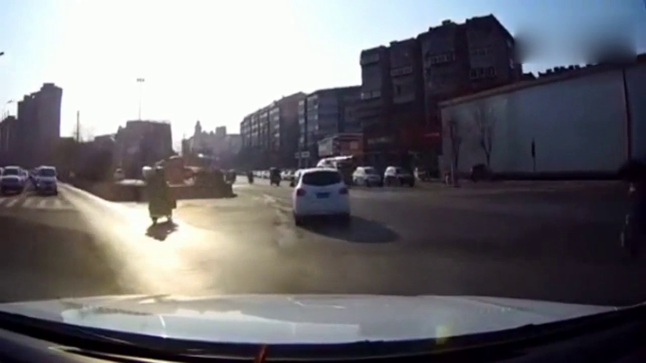 当自行车遇上电动车，谁先怂谁就输，结果你一定想不到