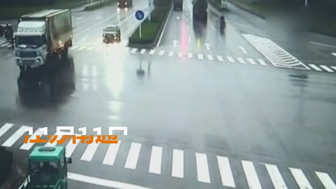 大货车闯红灯侧翻 电动车“擦肩而过”