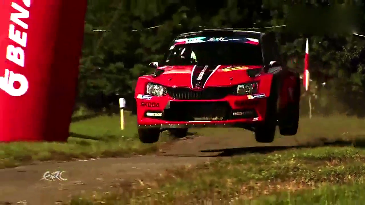 太帅了 WRC赛车潇洒身姿连续过小弯道