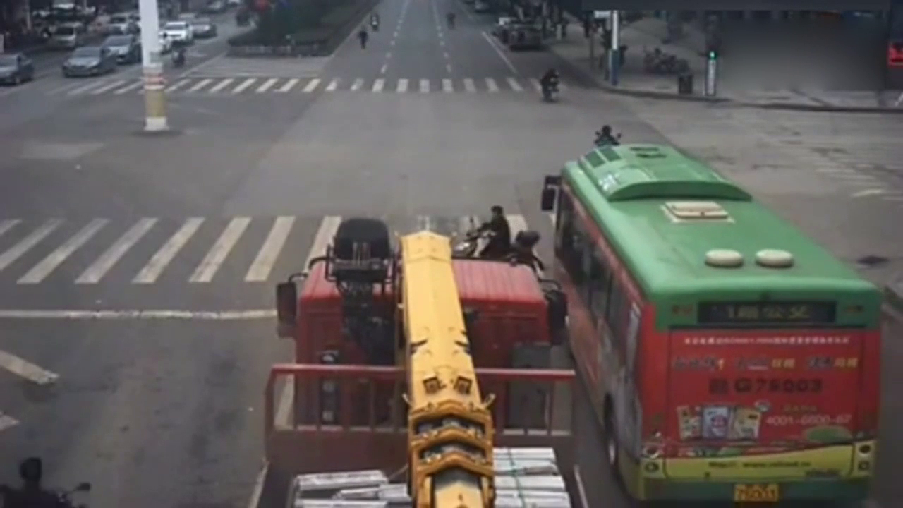 嚣张电动车连续躲过了两辆大货车，怎么也没想到会栽到这里吧！
