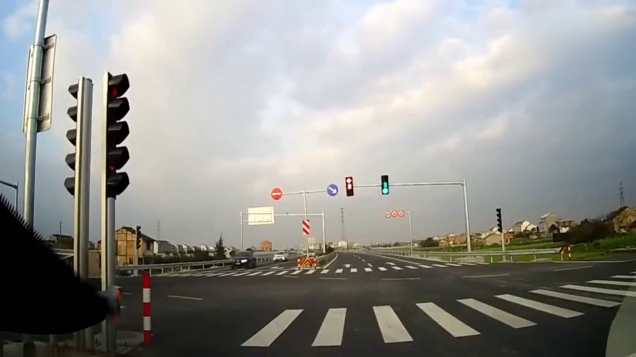 撞人跟撞小鸡一样，女司机眼都没眨，直接把电动车撞飞