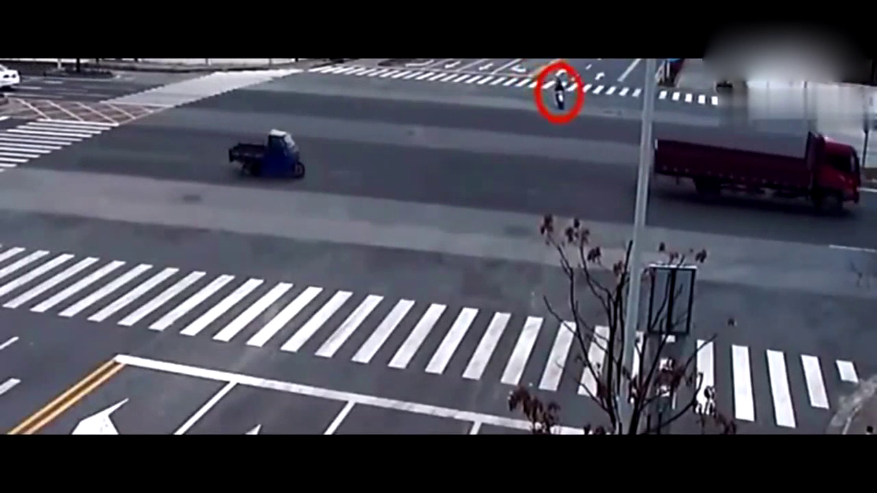 电动车非要赌一下，闯红灯被撞飞5米远当场死亡，全家人悲痛欲绝