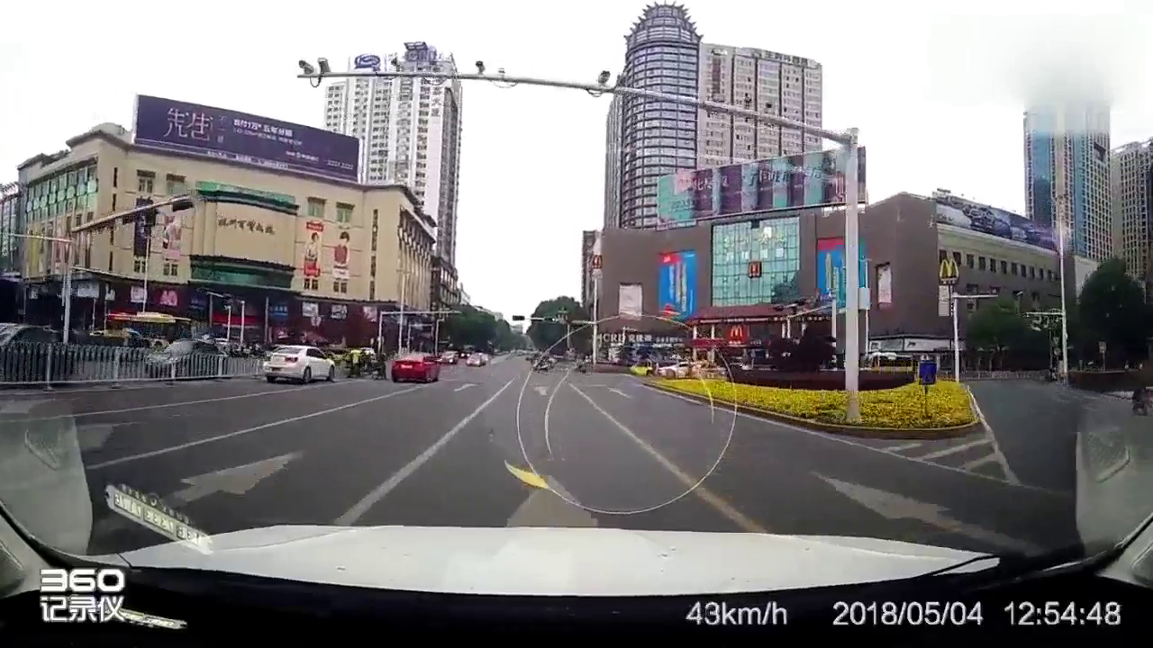 电动车疯狂闯过红灯，我差一点就把他送走了！