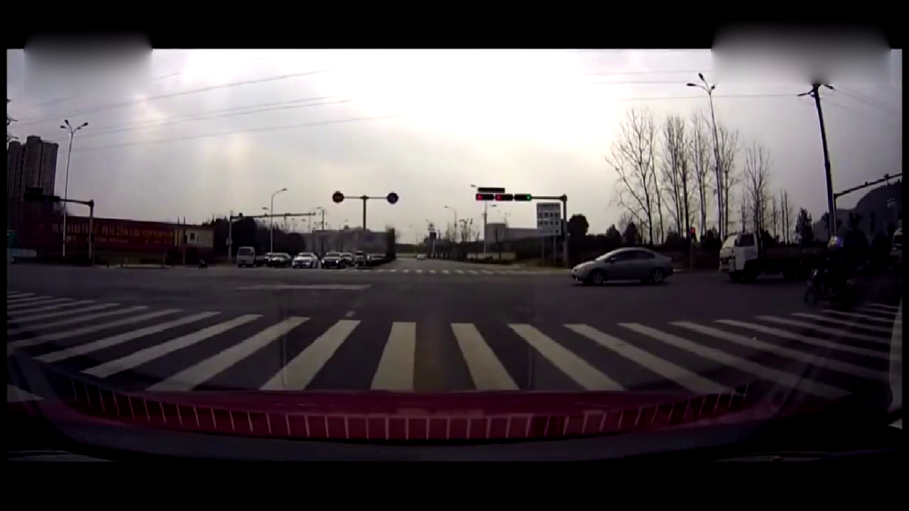 电动车这样大胆闯红灯，感谢货车司机一脚踩死刹车