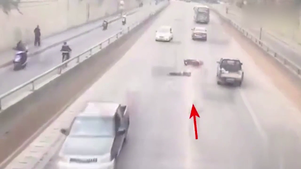 电动车男子行驶中突然摔倒,路过轿车直接压了过去,司机被坑死了！