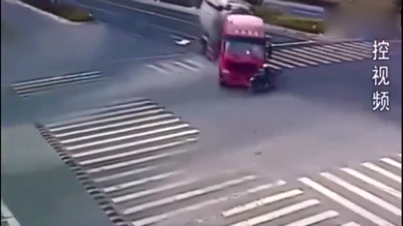 电动车闯红灯硬逼大货让道，他以为大货车不敢撞他