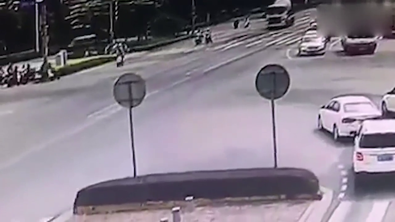 电动车闯红灯，这次捡回一条命！