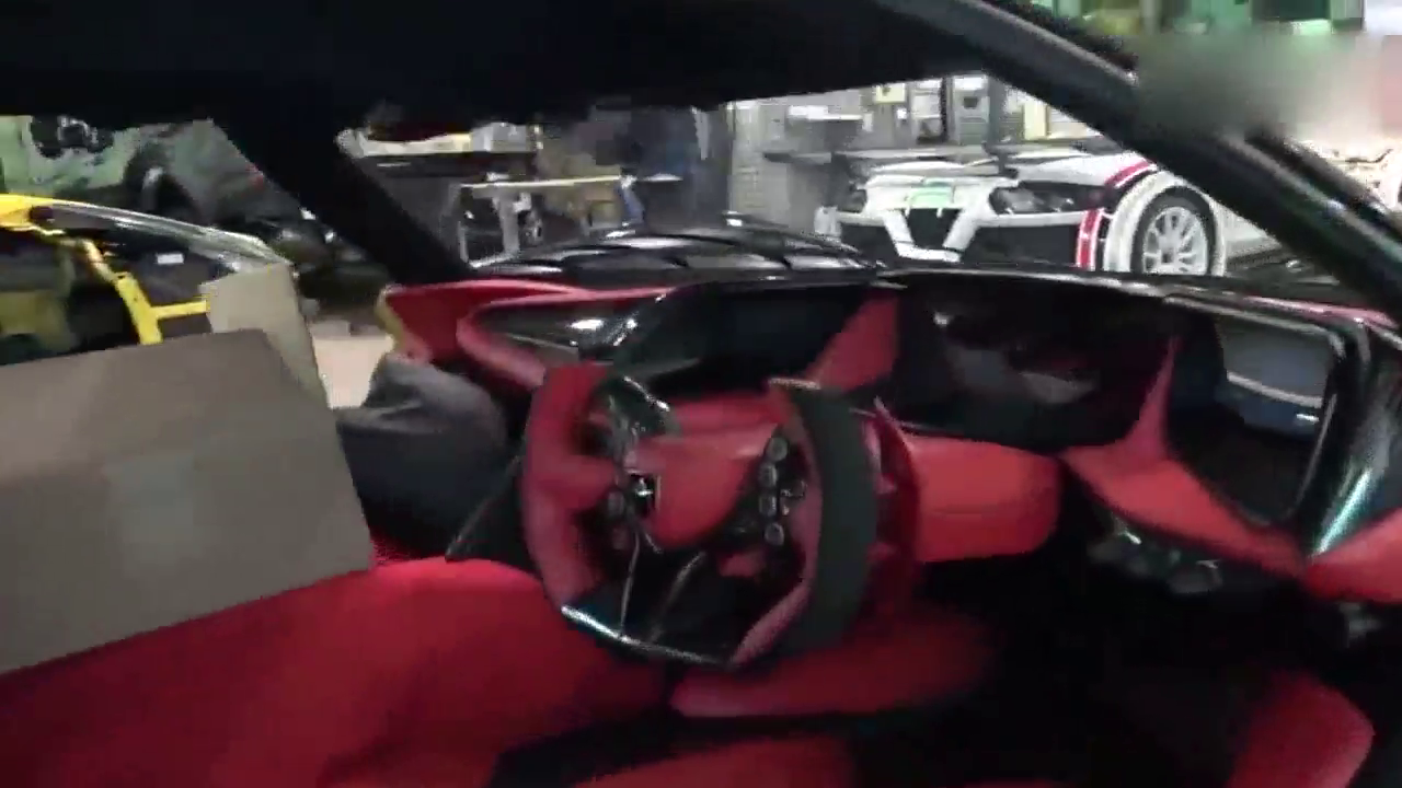 售价2000万的超级跑车 看完这个方向盘就觉得值了！