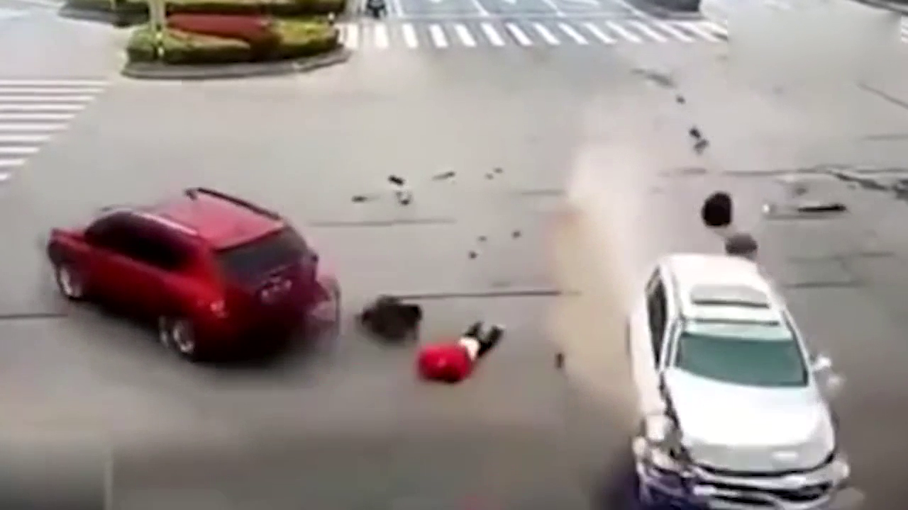 电动车闯红灯被撞飞后又砸向另外一辆车，监控拍下惨烈画面 ！