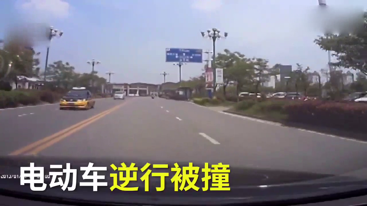 逆行电动车撞上超速小车，瞬间腾空