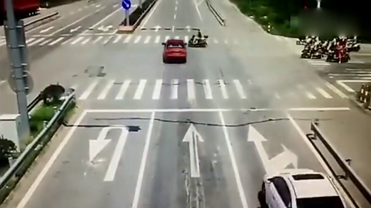 撞死都不亏，别人都在等红灯，电动车女子却急着去投胎！