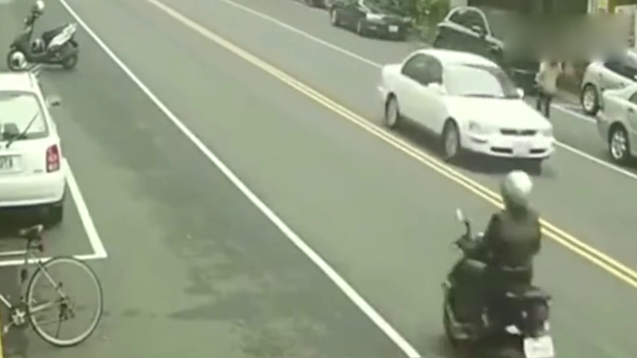 女子大摇大摆横穿马路，瞬间被电动车撞飞，上了天堂！