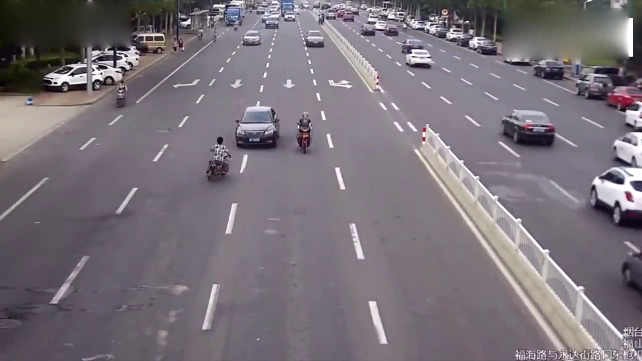 这些不守规矩的电动车，最终付出了惨痛代价！可气可恨更可怜！