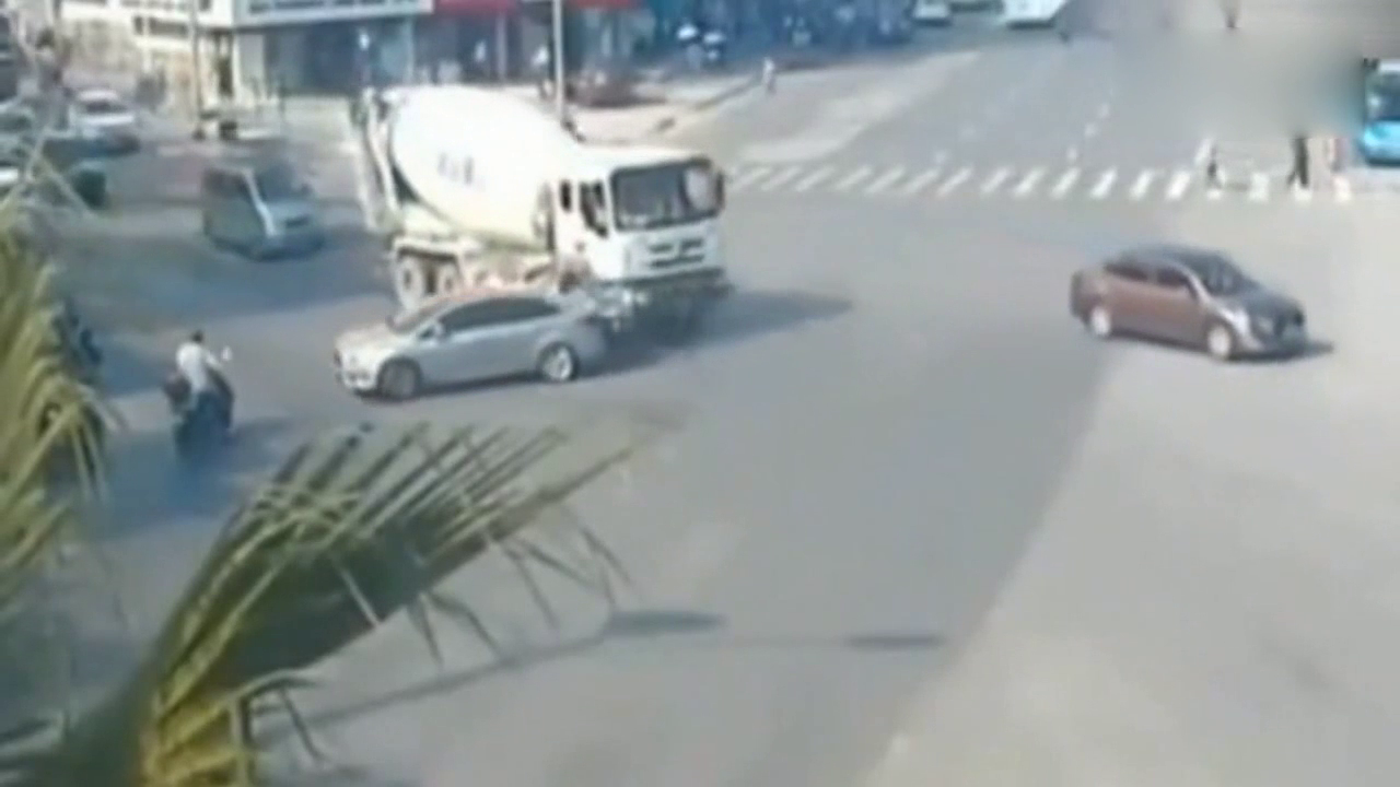 轿车被泥罐车欺负很不服气，就拿电动车小伙撒气，太不爷们了！