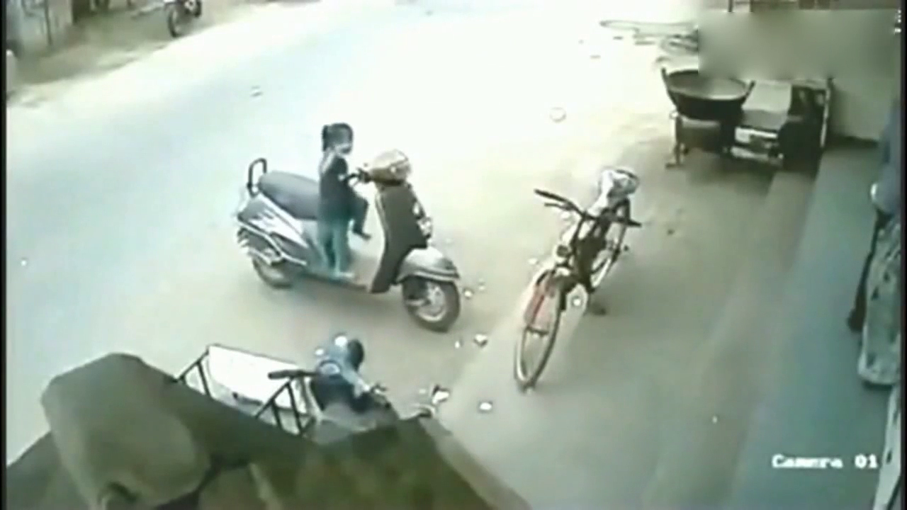 无知的父母放纵孩子在电动车上随意玩耍，谁知下秒果然出大事了