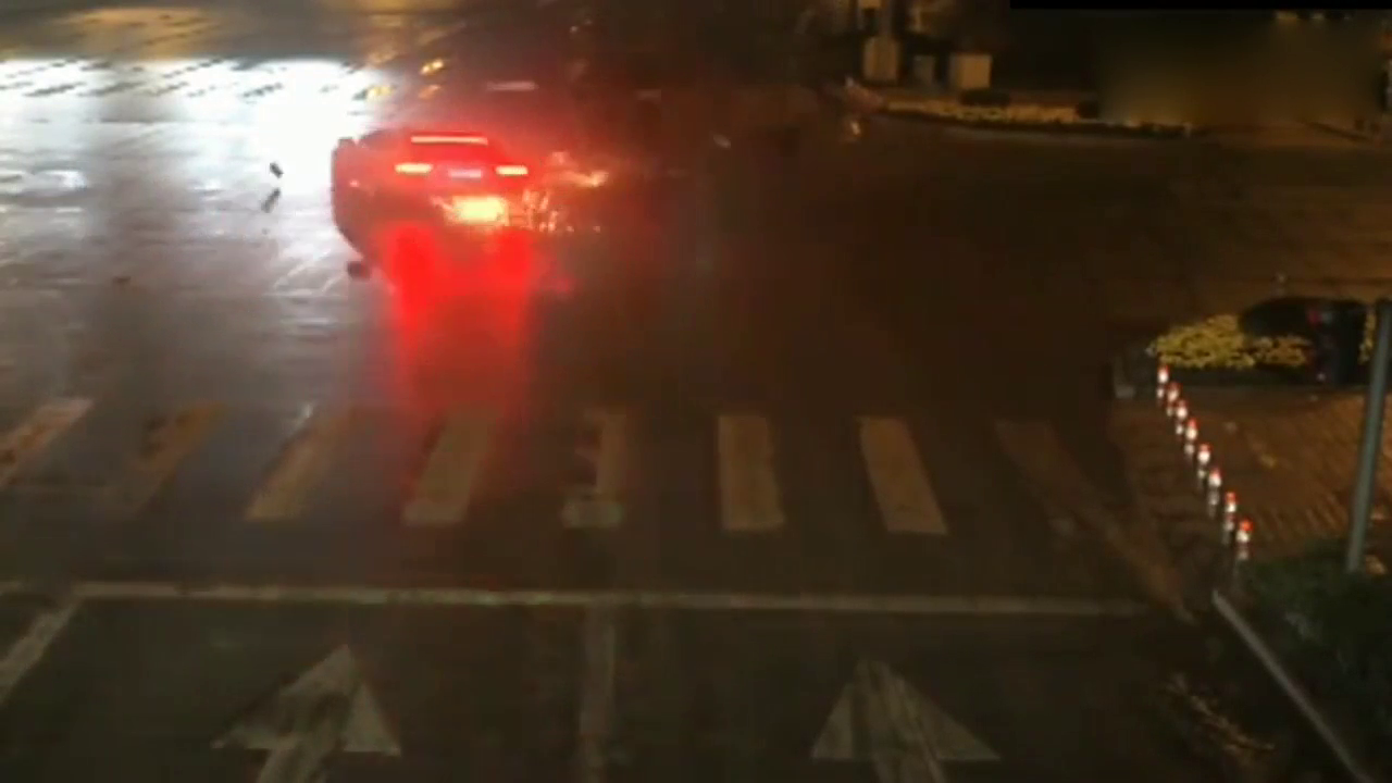 轿车猛踩油门冲过路口，闯红灯的电动车被撞飞