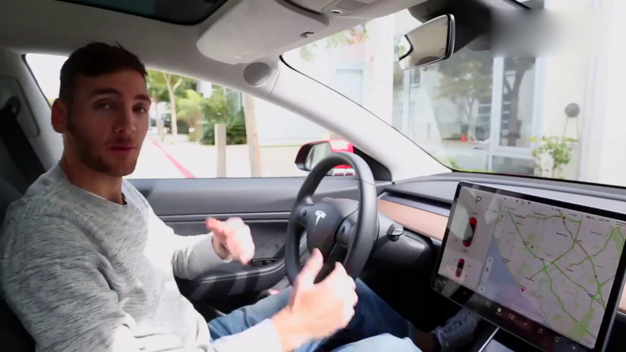 打开特斯拉MODEL 3的中控大屏，你就明白什么是顶级电动车了