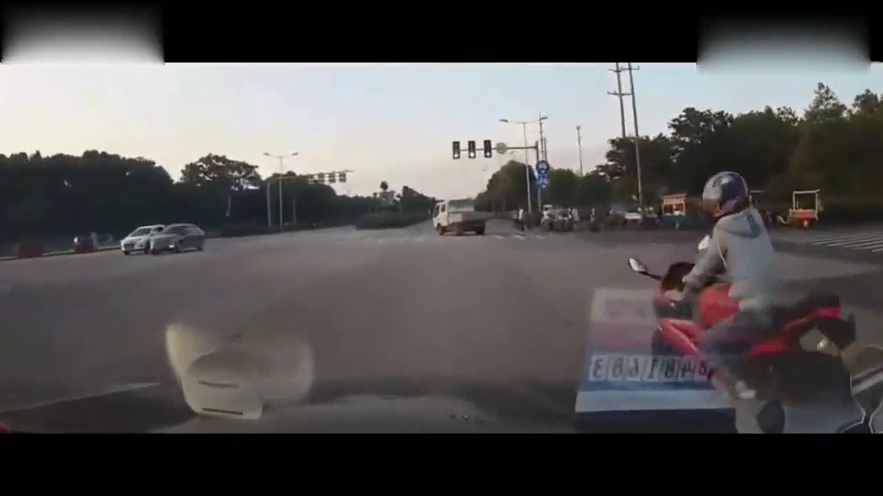 任性女子骑电动车随意拐弯，我就想问，这马路是你家开的吗？