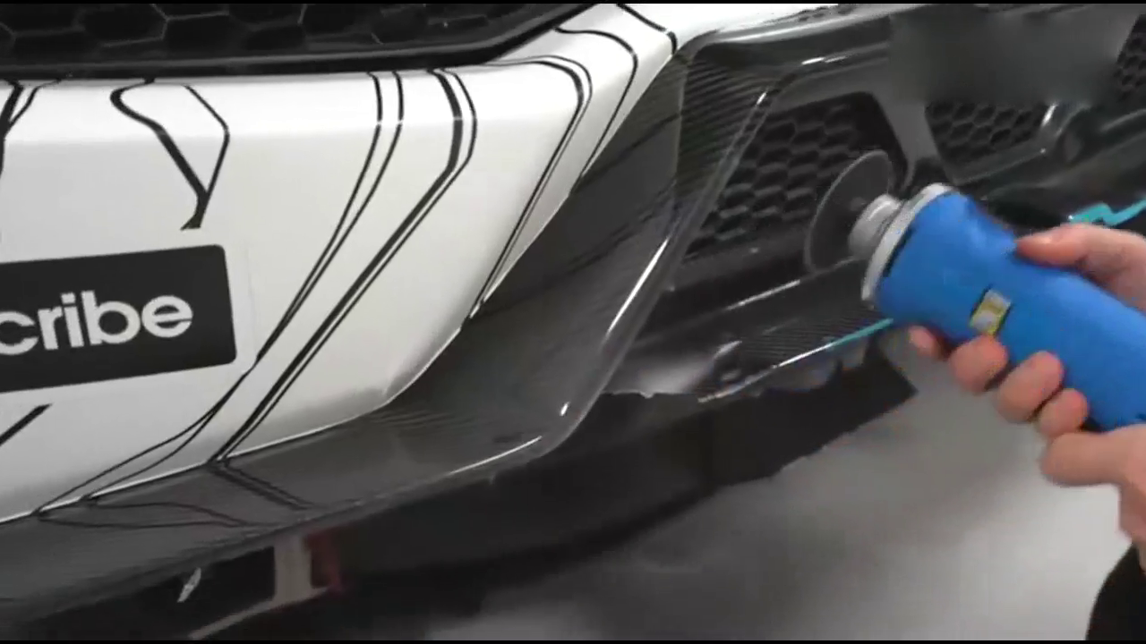 实拍超级跑车安装车牌的一幕，拿起角磨机以后车主傻眼了！