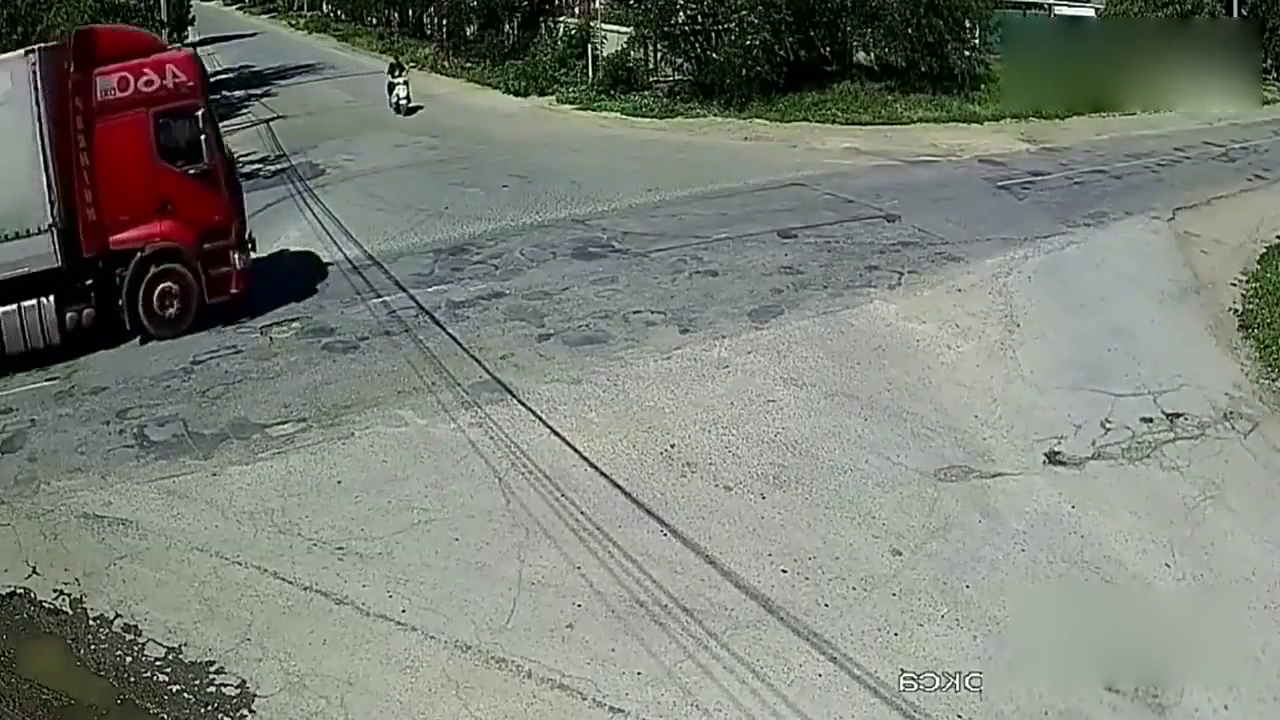 死神见了电动车都发愁，大货车已经饶他一命，结果还是在劫难逃！