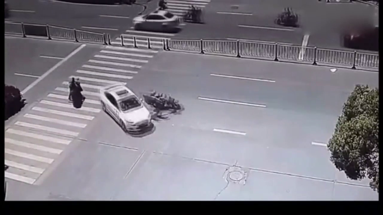 福特司机面临这种危险时，无奈的选择了撞向电动车