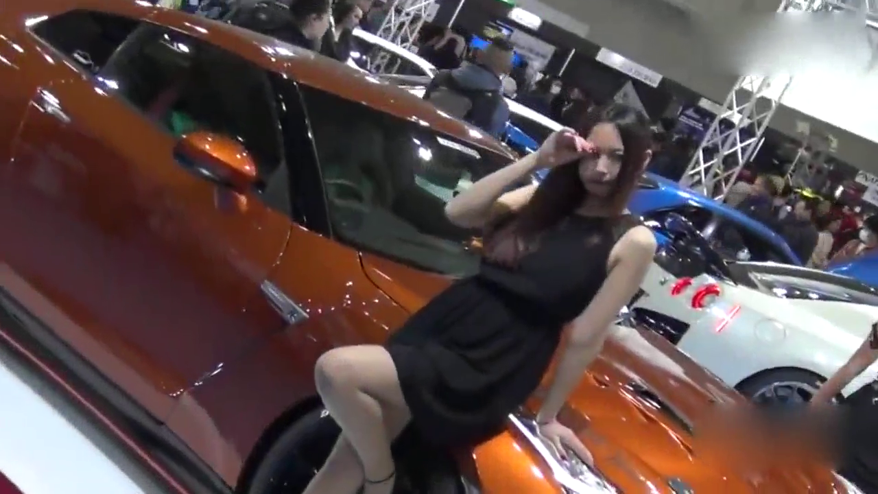 果然是超级跑车的美女车模，真的和别的车摸展现出了不一样的感觉