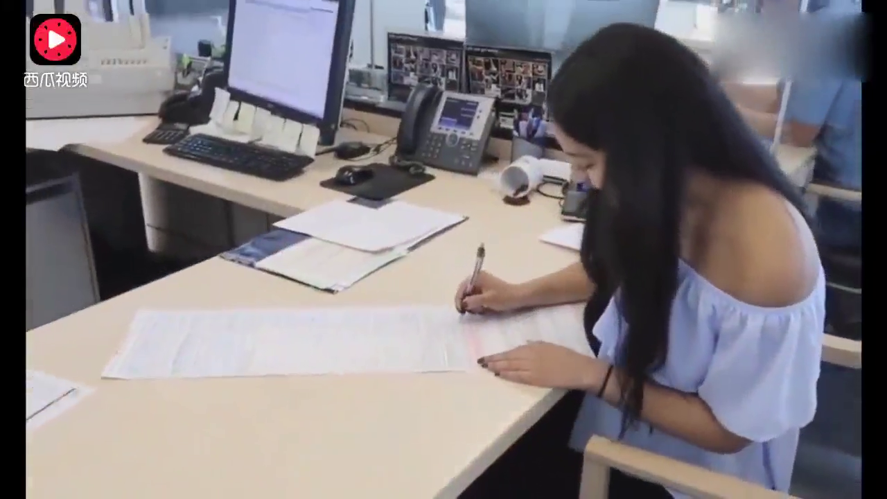 女土豪去4S店试驾奔驰跑车，打开车门后立马下订单了！