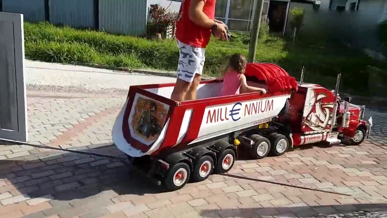 老爸开着卡车带着女儿溜达，会玩！