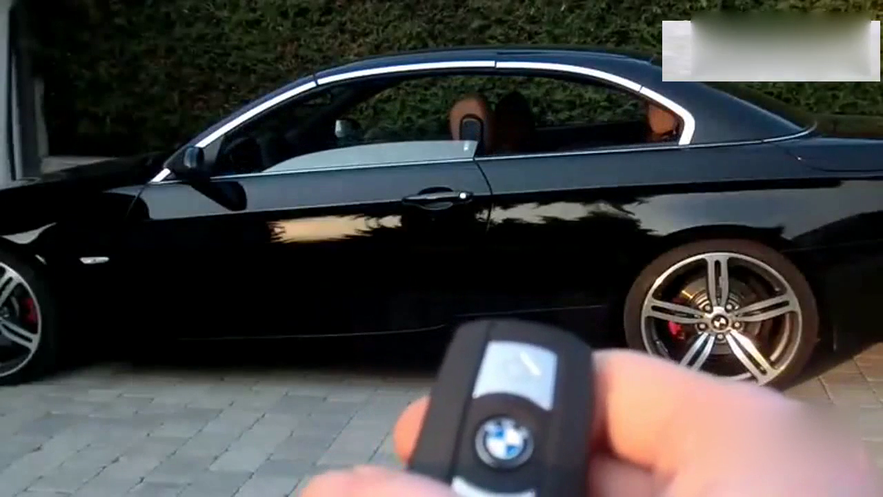 按下钥匙变形开始，没有B柱的4窗敞篷跑车！