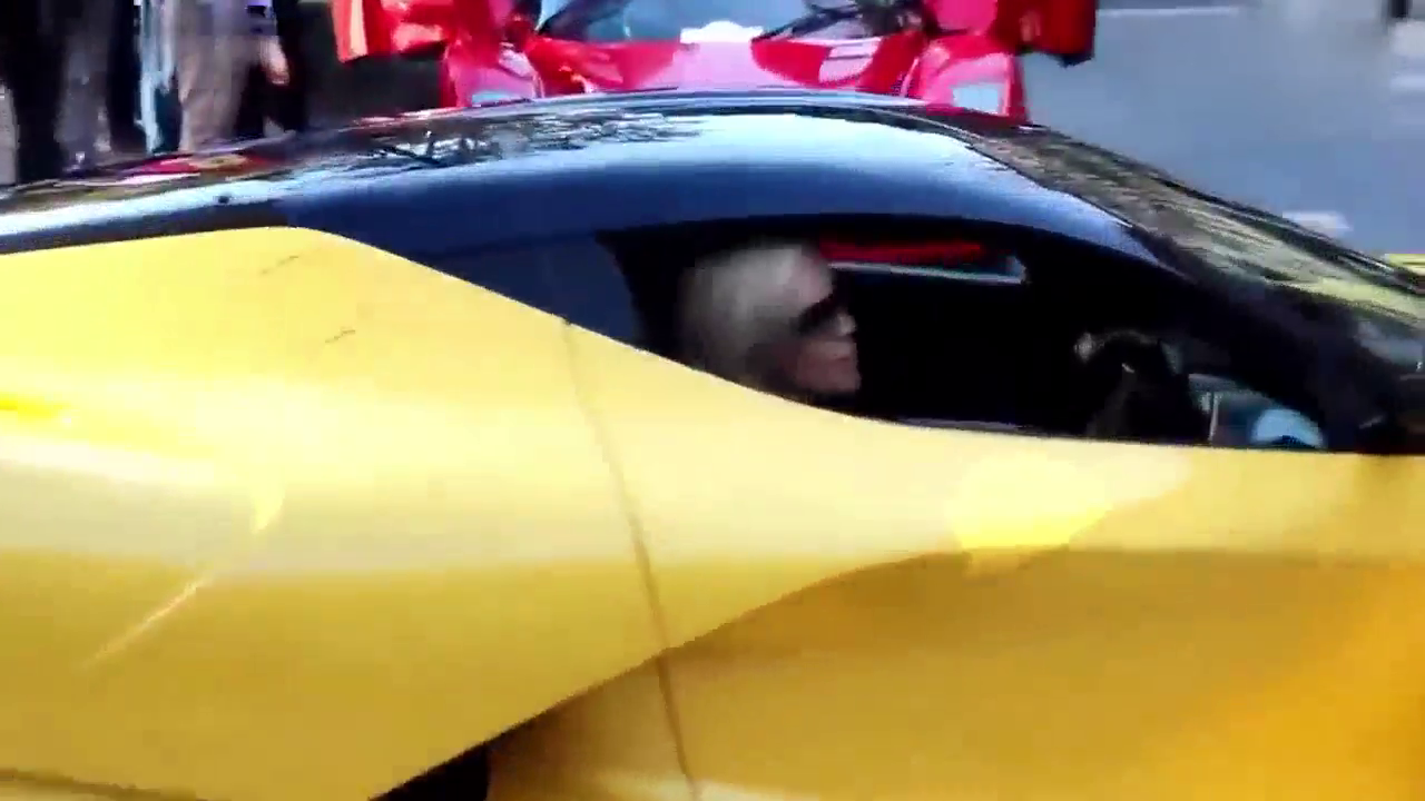 逛街偶遇法拉利跑车，却没想到无意中的一瞥看到了不得了的东西