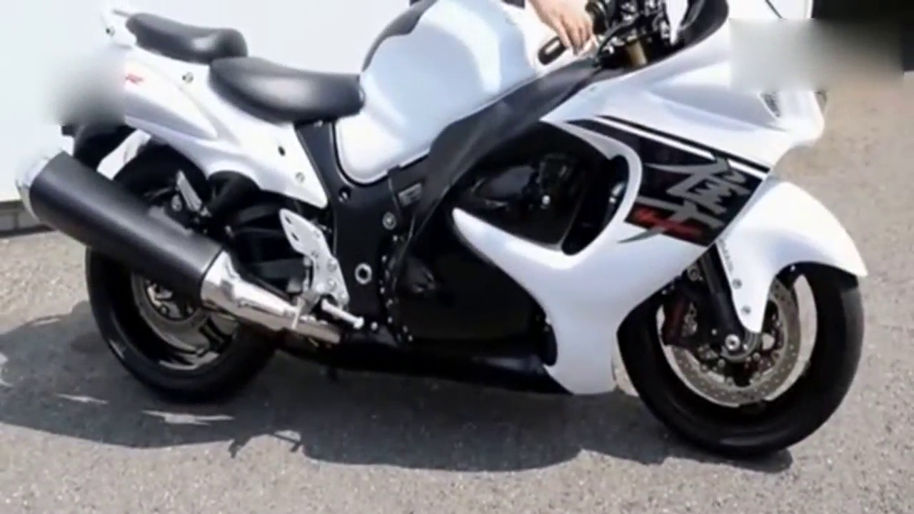 二十万的铃木摩托车声浪可以秒杀几百万的跑车，厉害！