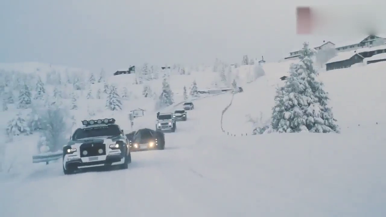 500万劳斯莱斯和1000万蝙蝠跑车去越野，霸气铲雪