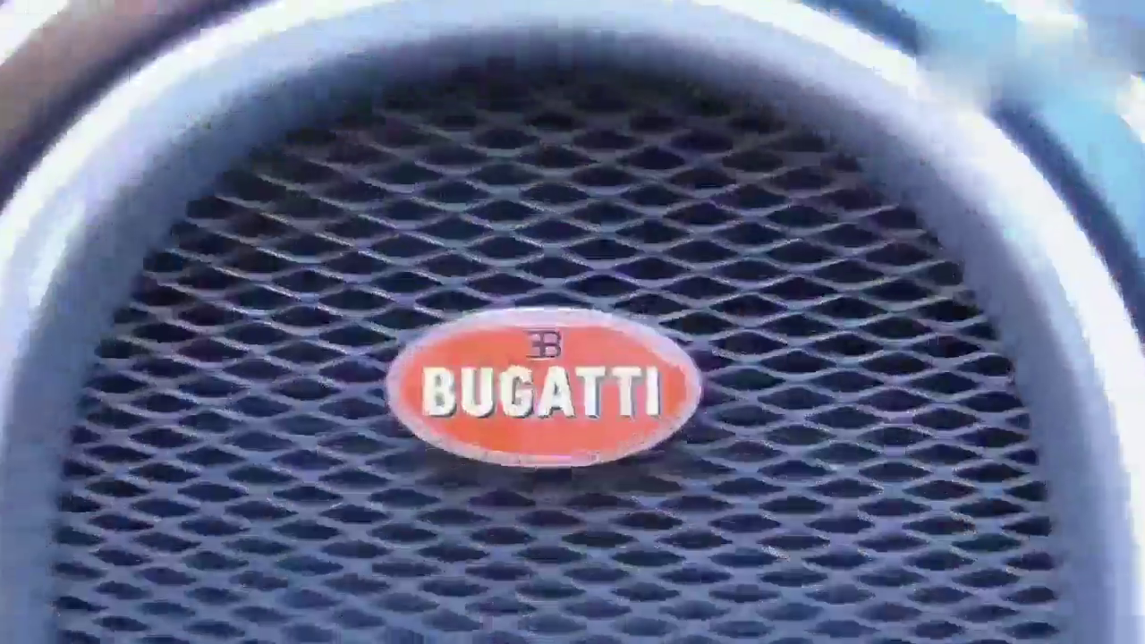 两辆满载货物的卡车在独木桥上玩拔河 车主却显得很淡定