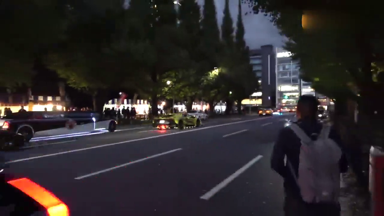 东京街头疯狂的彩色超跑车宴！粉色兰博基尼简直独领风骚