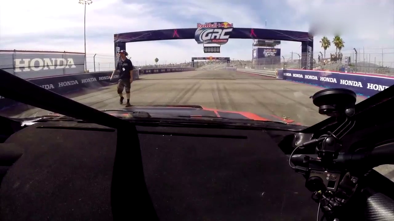 600马力！斯巴鲁STI跑车赛道越野试驾