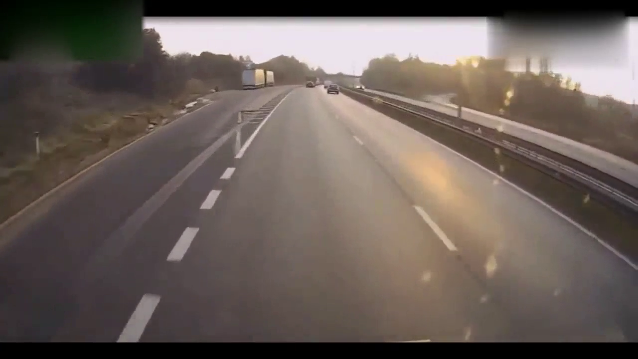 SUV被俩卡车暴力夹击, 瞬间成渣