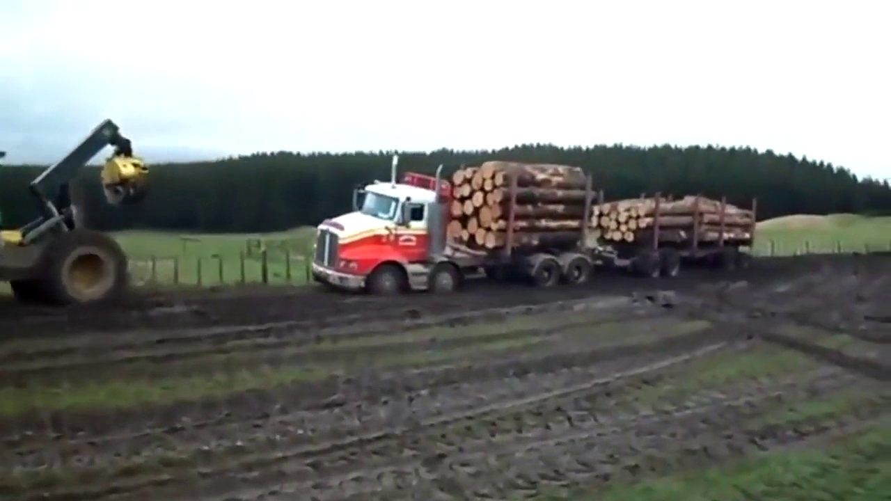 大卡车被木头击穿 这是怎么造成的！