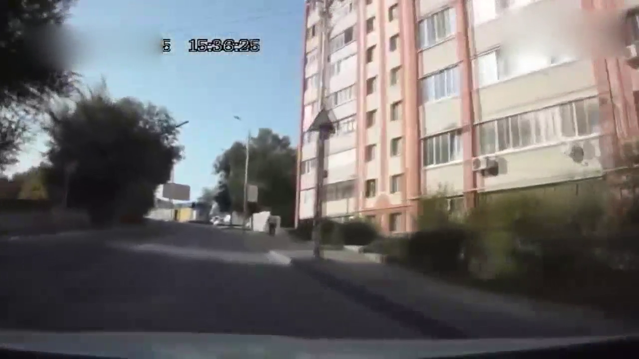 大卡车转弯不减速，怒怼居民楼，威力堪比迫击炮