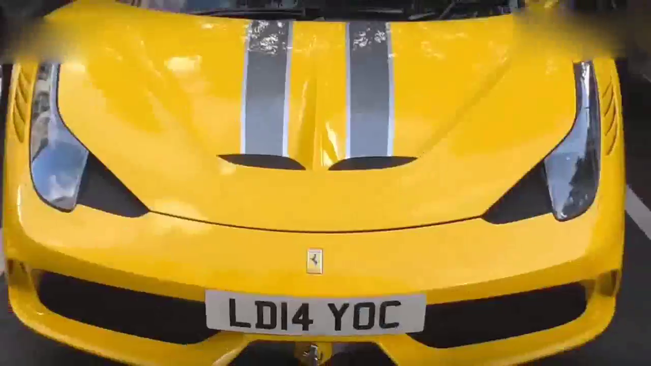 看新款奔驰E级旅行车64色氛围灯，钥匙按下那一刻已经心动了