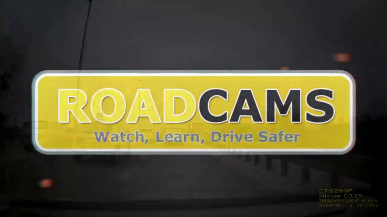 出租车转弯急刹被后车追尾，看完车之后这手势亮了