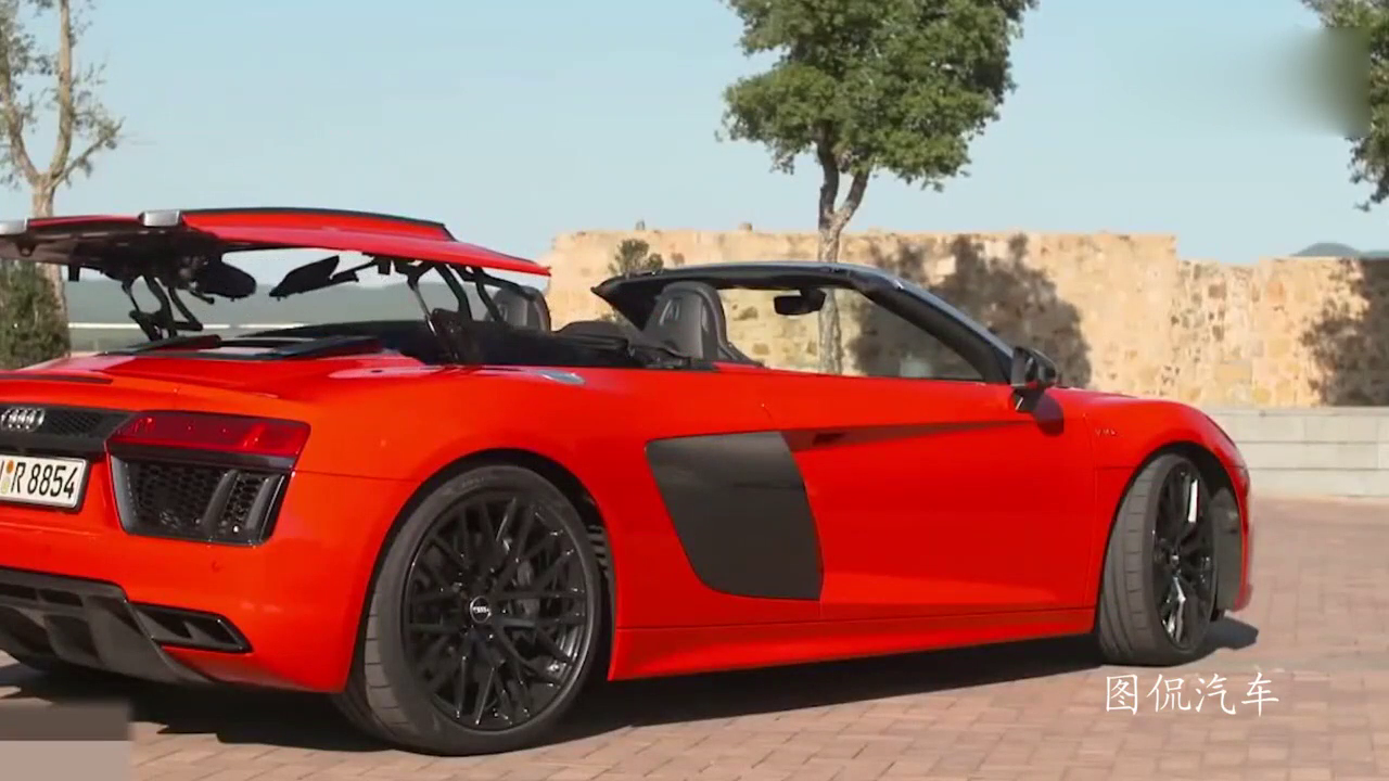 几百万买的奥迪跑车，按了下遥控器，霸气一幕开始上演了！