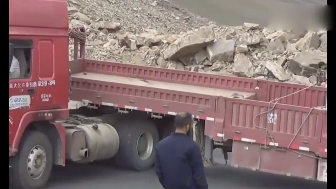 卡车被困在这个发夹弯，看看他最后怎么过去的