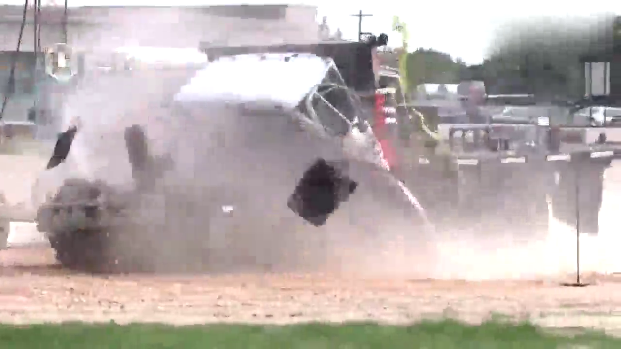 卡车高速碰撞试验，瞬间毁灭超恐怖！