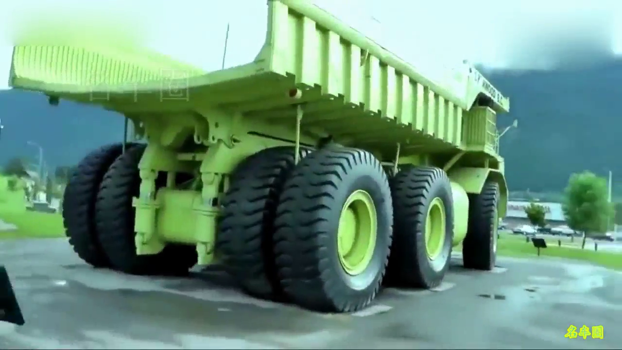 实拍国外矿用卡车，网友：没20年驾龄不敢开！