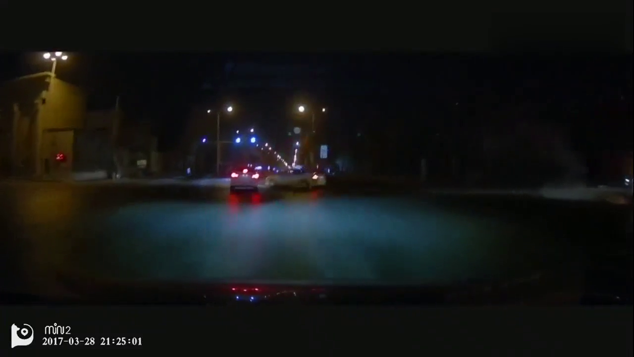 神出鬼没 出租车路口突然乱拐弯遭撞车