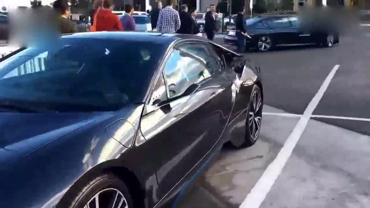 看到宝马i8跑车的后视镜，才知道什么叫霸气十足！