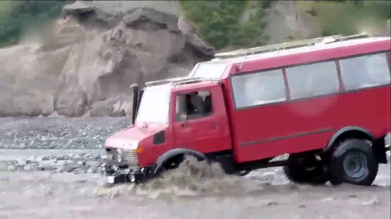 奔驰越野卡车穿越激流，逆流而上的那一刻你才知道这车有多牛！